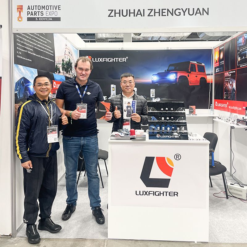 LUXFIGHTER LED faroak eta laino-argiak AUTOMOTO-PIEZAK Expo-k ospe handia jaso du
